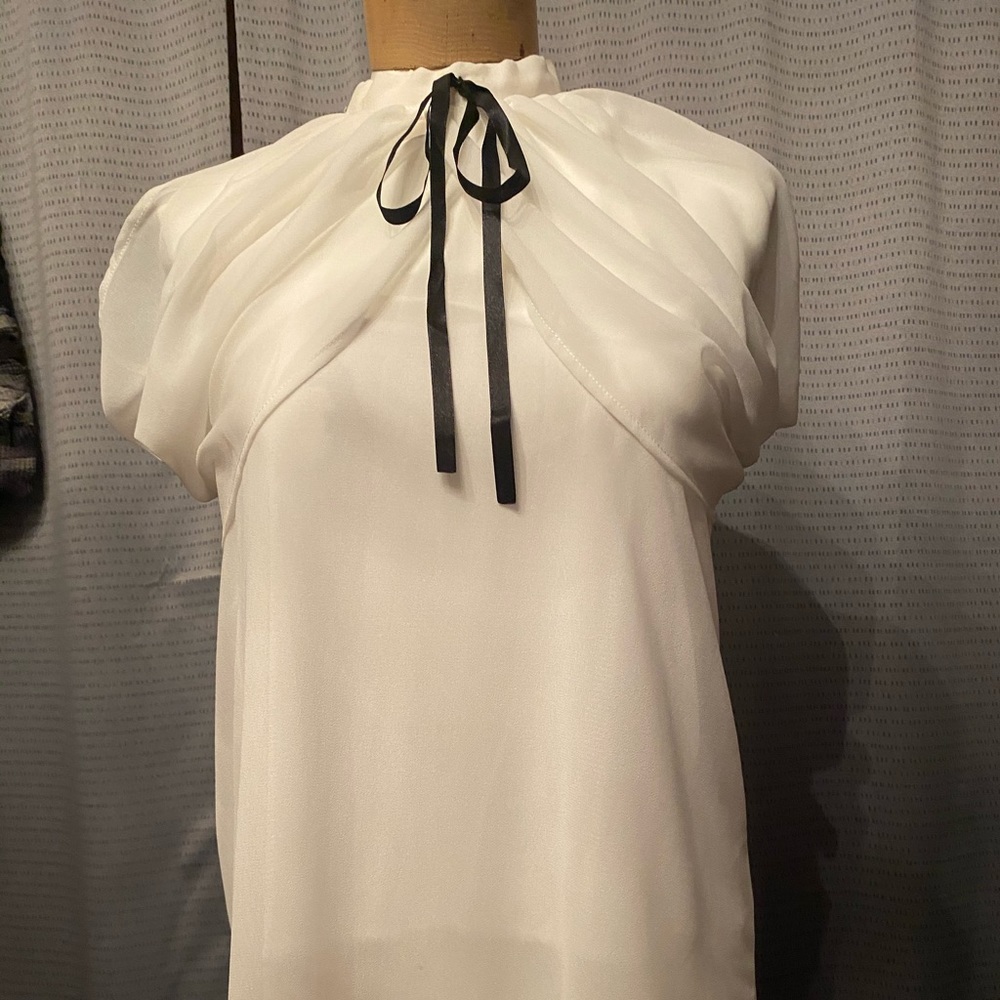 Open shoulders high neck blouse with ribbon